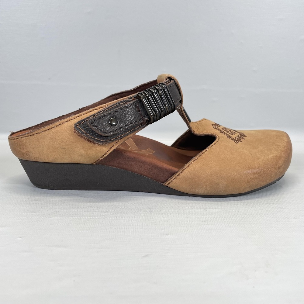 OTBT Streams Shoes Womens Size 6.5 Tan Leather T-Strap Wedge Clogs Casual Sandal